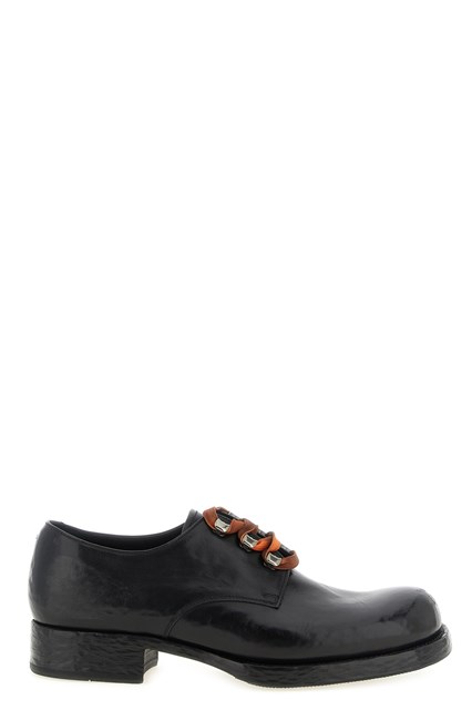 Stringate pelle