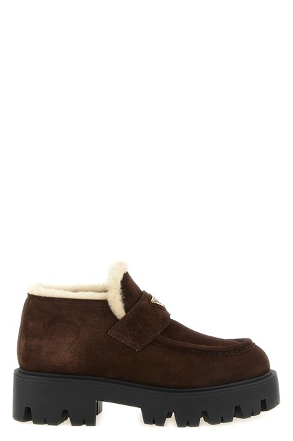 Mocassino con pelliccia e logo smaltato
